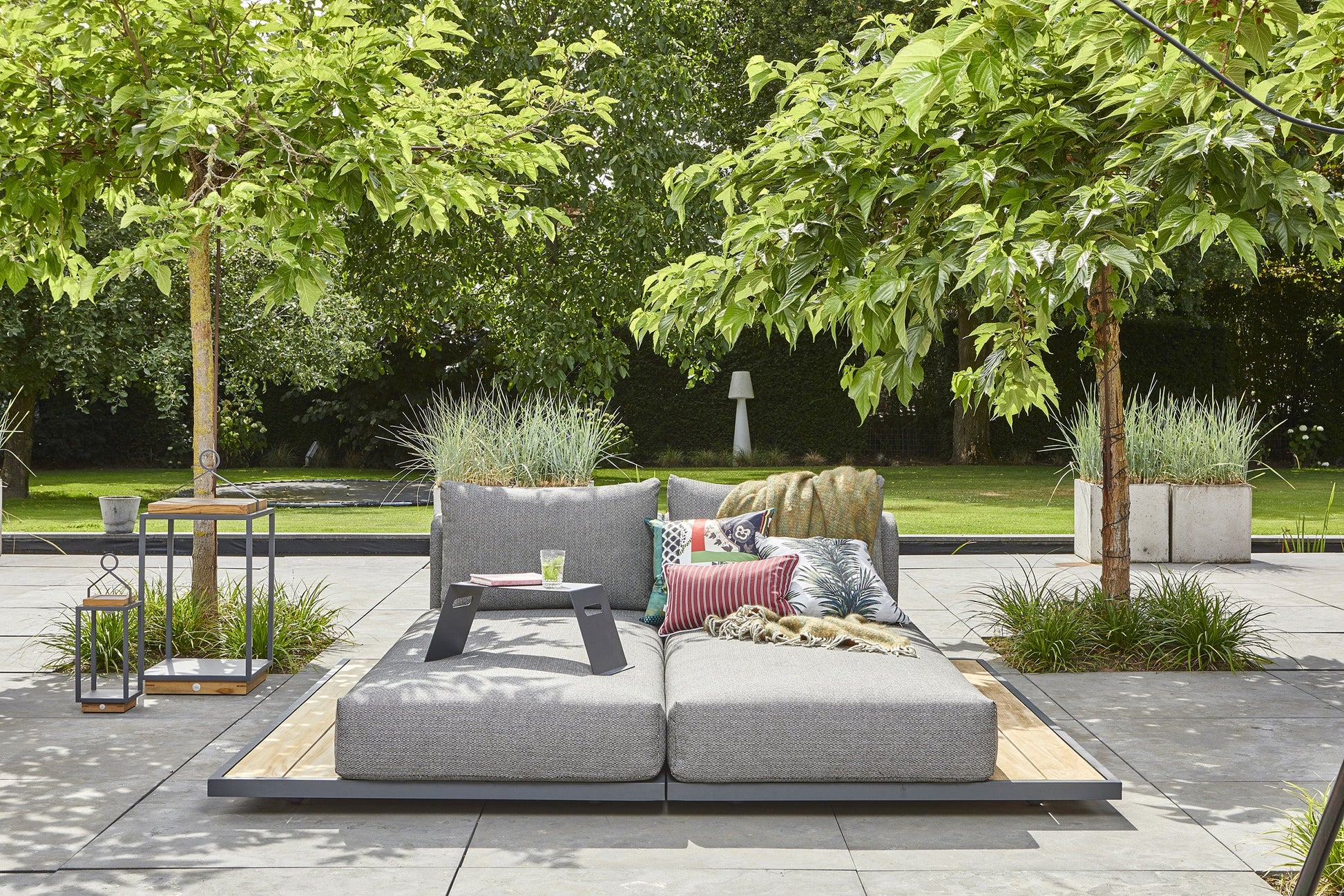 Kota Daybed in garden setting